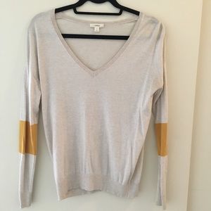 Long-sleeves cream-colored v-neck sweater